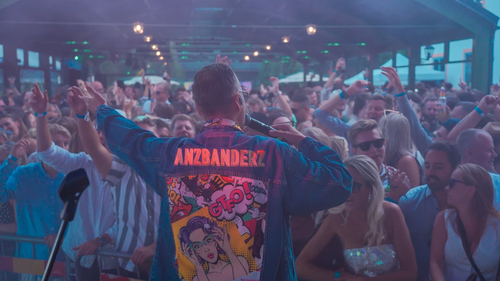 Danzbanderz i scenjacka framför en dansande publik