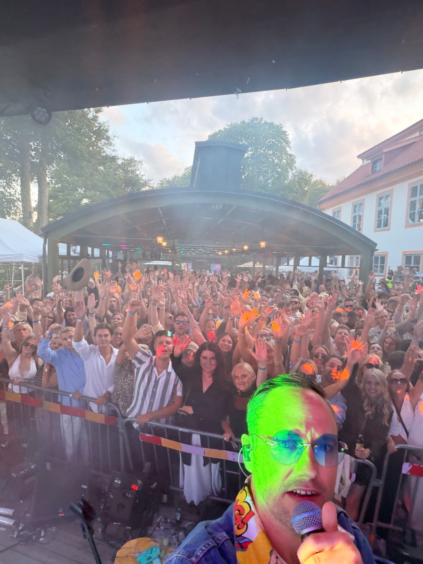 Linus Lindholm framför ett fullsatt publikhav på festival