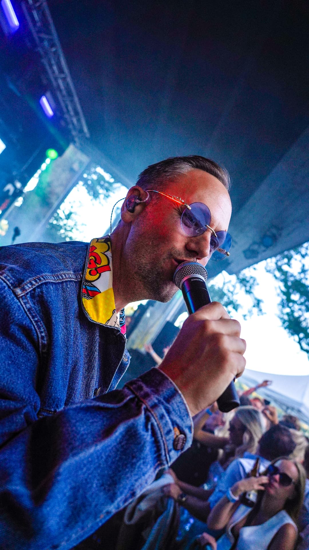 Linus Lindholm sjunger nära publiken