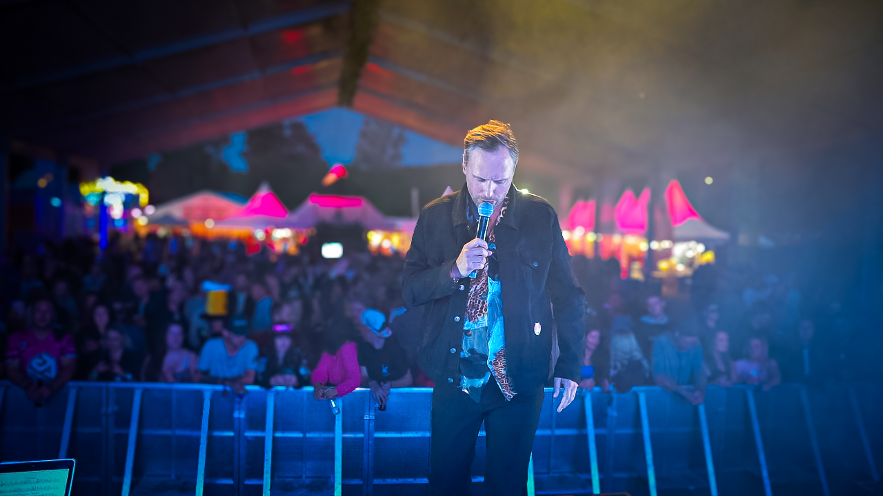 Danzbanderz på festivalscen framför publikhavet