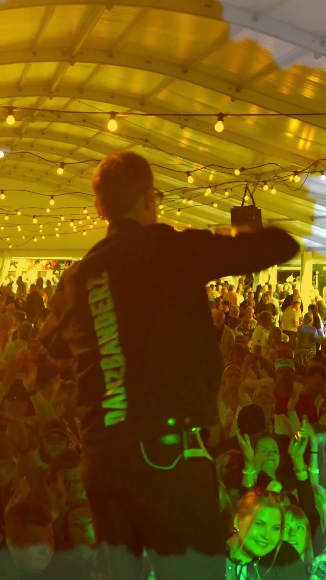 Danzbanderz på scen i ett partytält med publik som klappar framför sig